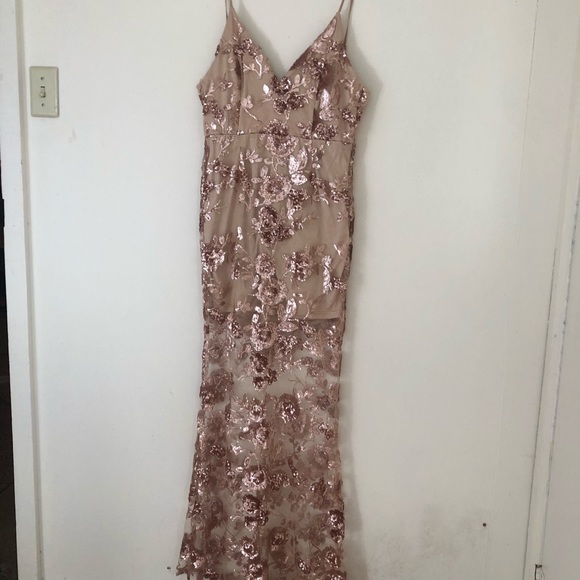 Elegant dress - Picture 1 of 8